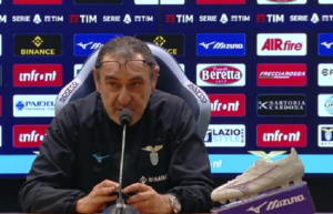 Lazio, Sarri si gode la vittoria al Maradona: “Sbagliato dire che bisogna vincere sempre nello stesso modo, fiero della prestazione dei ragazzi. Ecco perchè invidio Spalletti…”